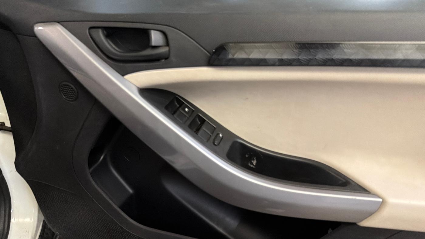 2022 Tata NEXON XM PETROL, Petrol, Manual, 42,372 km, Driver Side Door Panels Control