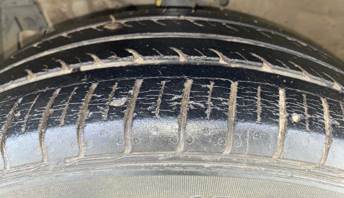 2017 Maruti Ertiga VXI, Petrol, Manual, 34,148 km, Left Front Tyre Tread