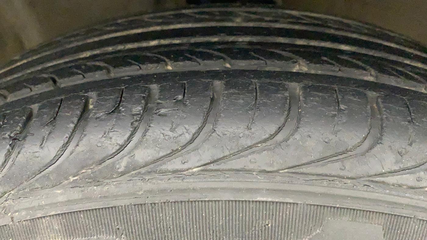 2011 Hyundai i20 MAGNA (O) 1.2, Petrol, Manual, 32,646 km, Right Front Tyre Tread