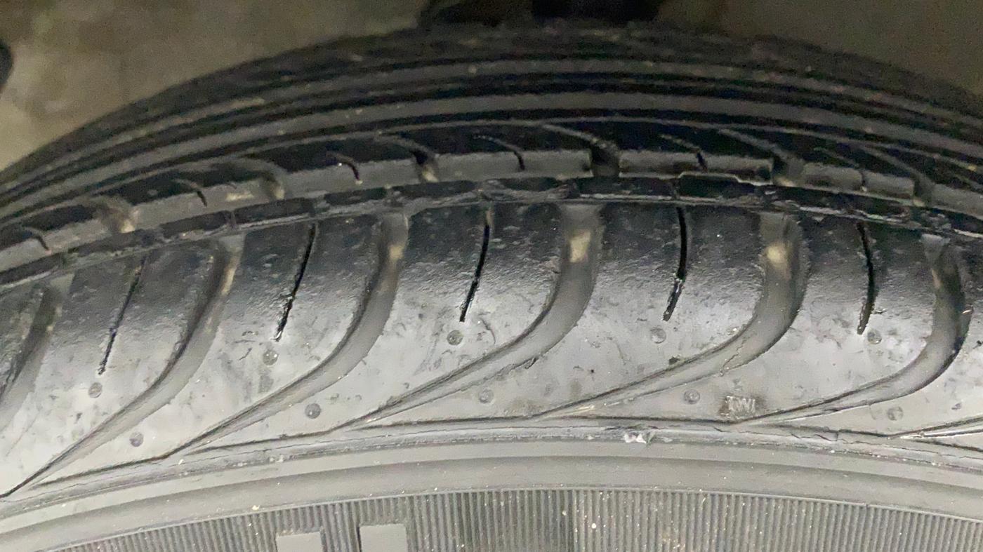 2011 Hyundai i20 MAGNA (O) 1.2, Petrol, Manual, 32,646 km, Left Front Tyre Tread