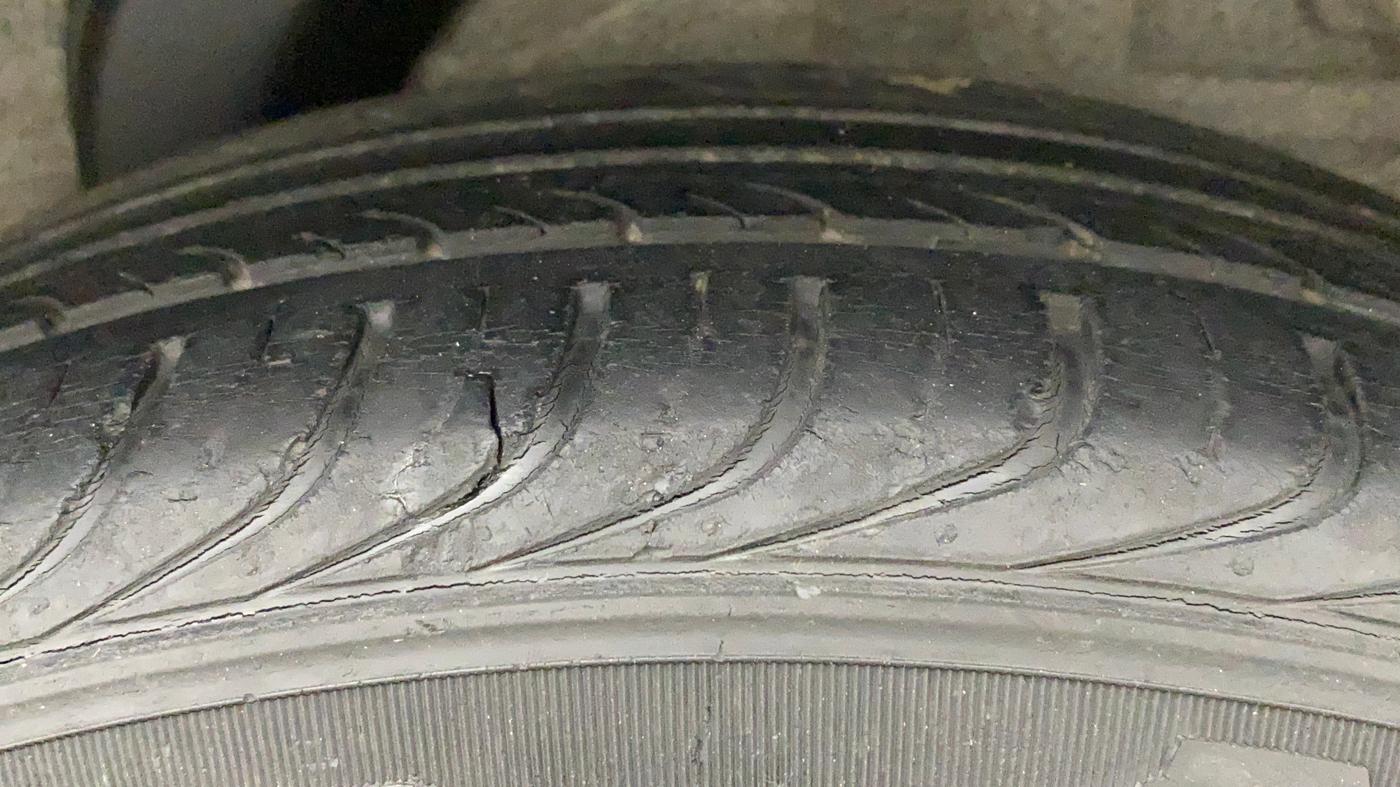 2011 Hyundai i20 MAGNA (O) 1.2, Petrol, Manual, 32,646 km, Left Rear Tyre Tread