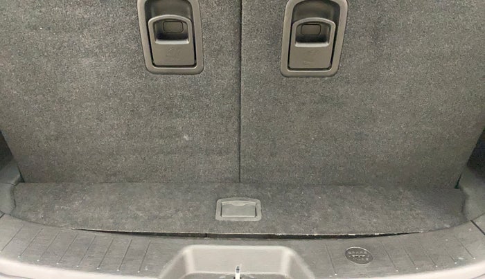 2020 Mahindra XUV500 W7, Diesel, Manual, 79,823 km, Boot Inside