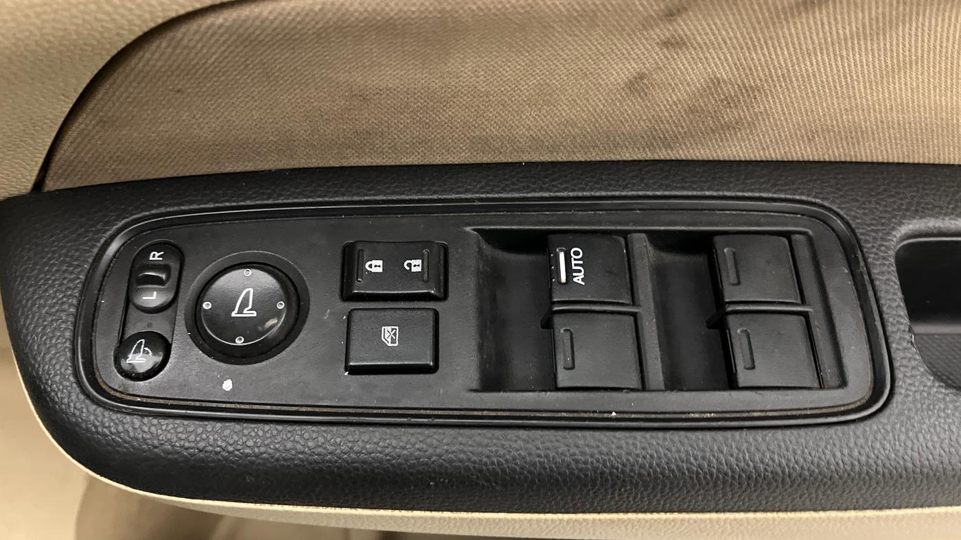 2019 Honda Amaze 1.2L I-VTEC S, CNG, Manual, 94,712 km, Driver Side Door Panels Control