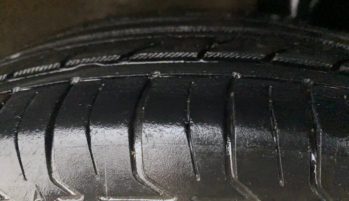 2011 Maruti Ritz VXI, Petrol, Manual, 93,938 km, Left Rear Tyre Tread