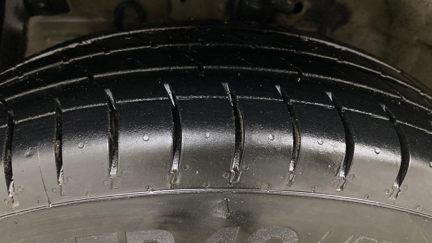2015 Maruti Swift VXI, Petrol, Manual, 60,690 km, Left Front Tyre Tread