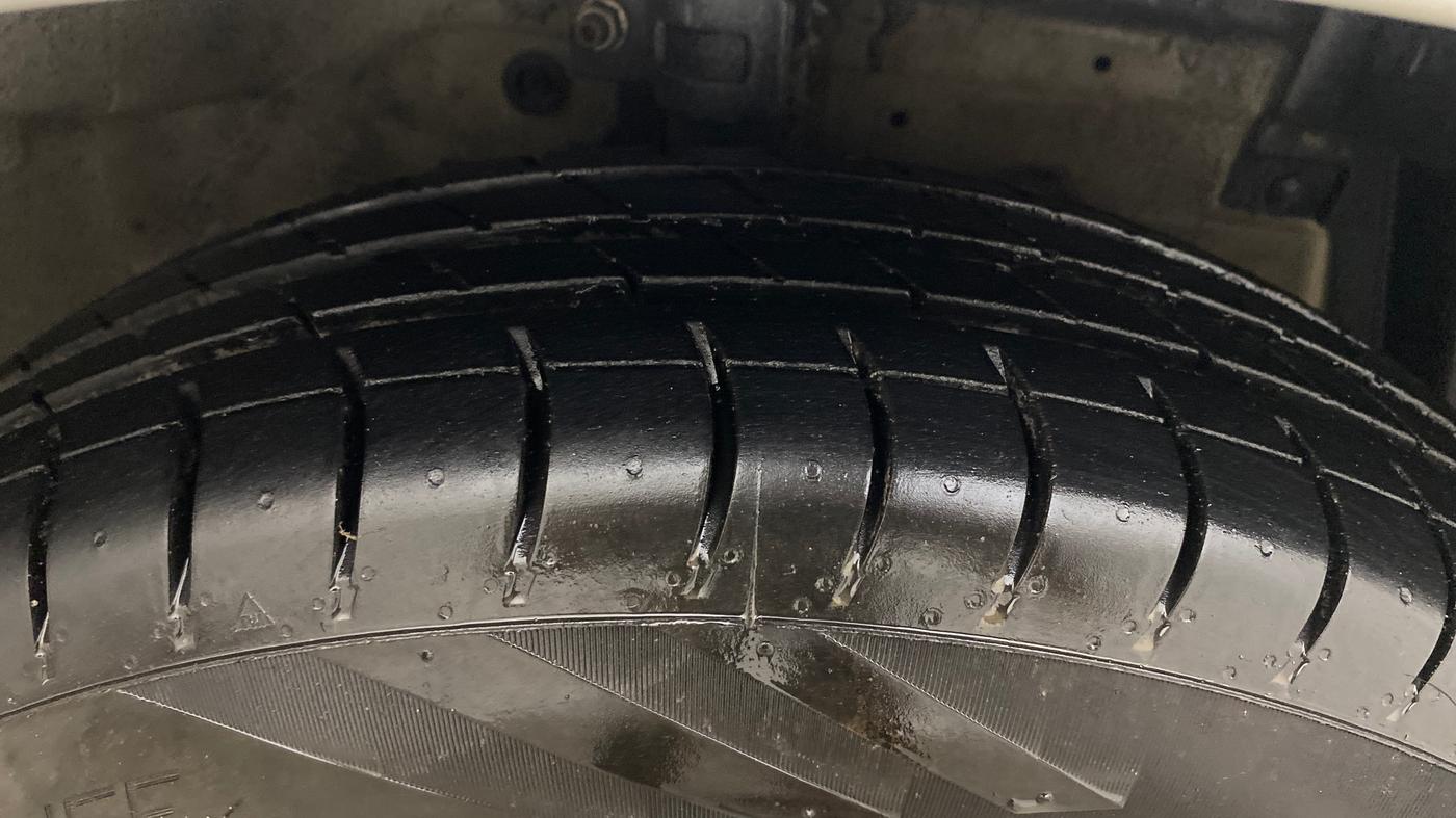 2015 Maruti Swift VXI, Petrol, Manual, 60,690 km, Right Front Tyre Tread