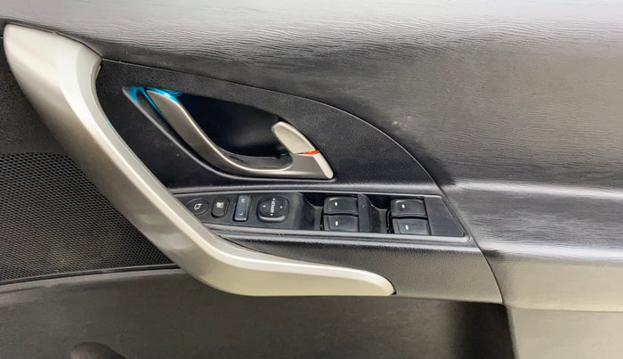 2020 Mahindra XUV500 W9 AT, Diesel, Automatic, 74,659 km, Driver Side Door Panels Control