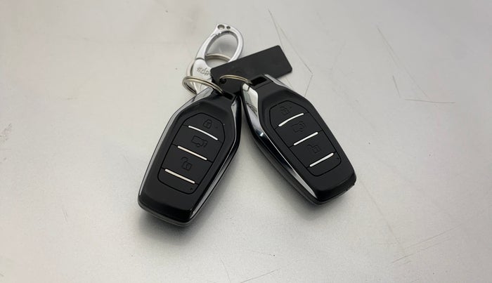 2020 Mahindra XUV500 W9 AT, Diesel, Automatic, 74,659 km, Key Close Up