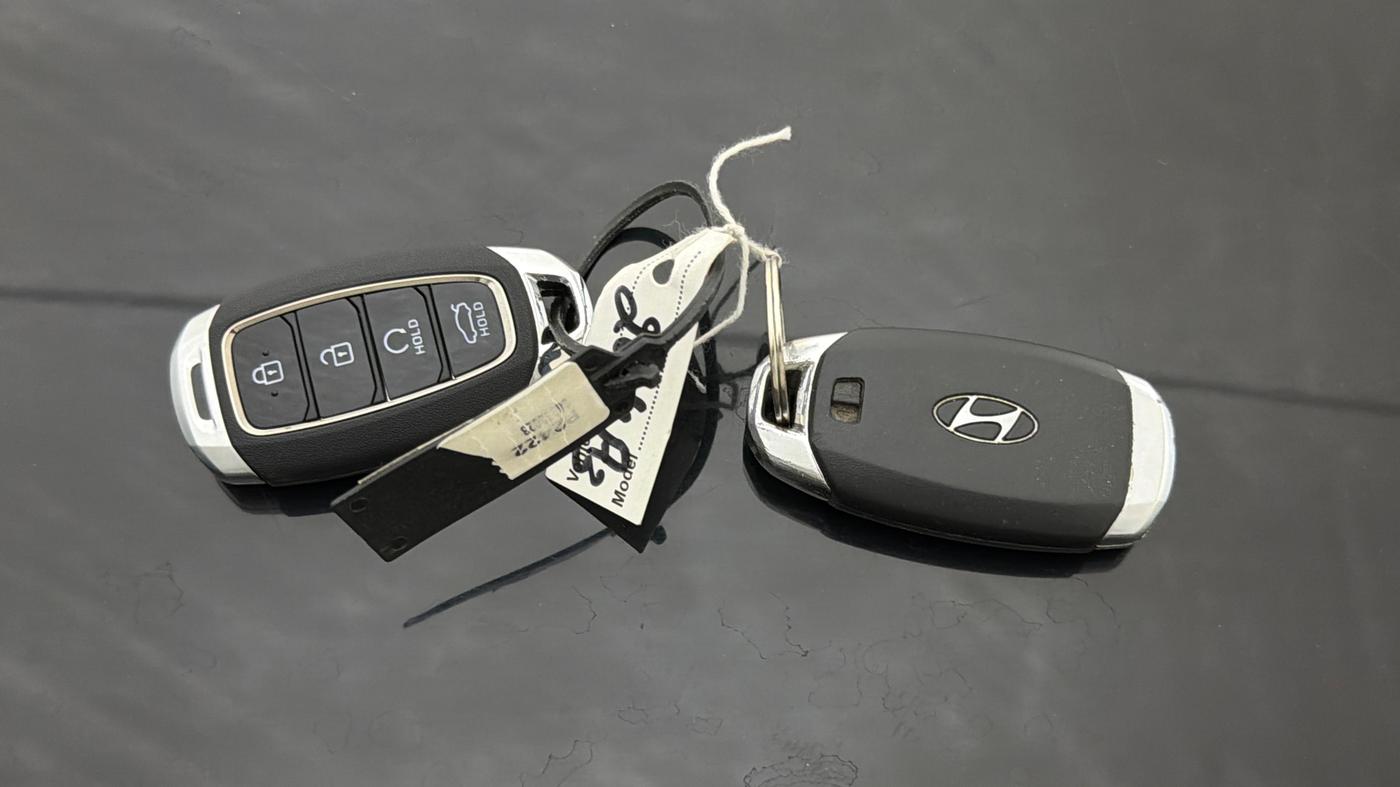 2023 Hyundai Verna SX (O) 1.5 TURBO PETROL MT, Petrol, Manual, 1,18,330 km, Key Close Up