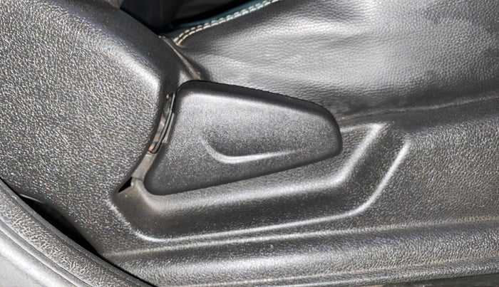 2017 Renault Kwid RXL 1.0, Petrol, Manual, 27,237 km, Driver Side Adjustment Panel