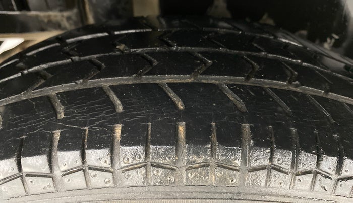 2014 Maruti Swift VXI D, Petrol, Manual, 57,946 km, Right Rear Tyre Tread