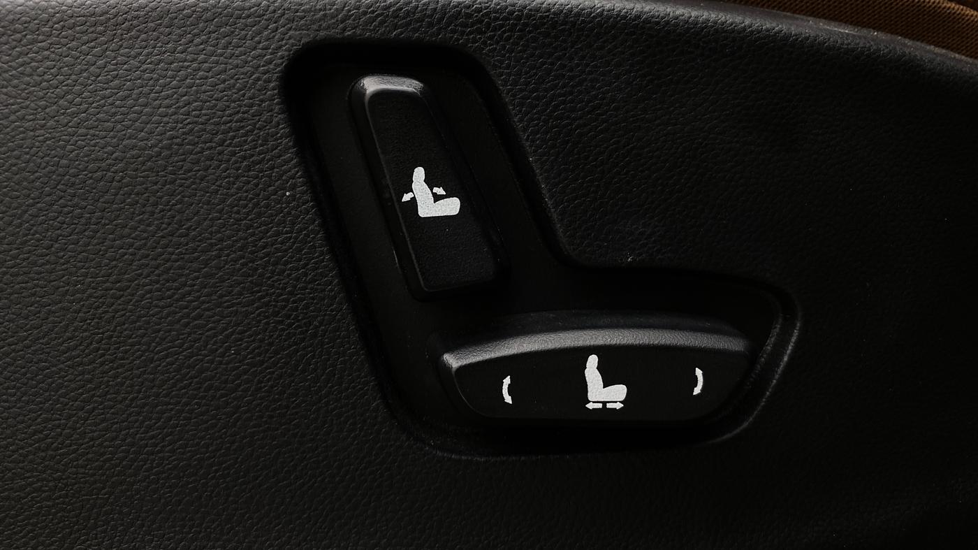 2022 MG HECTOR PLUS SHARP 1.5 PETROL TURBO CVT 6-STR, Petrol, Automatic, 61,701 km, Driver Side Adjustment Panel