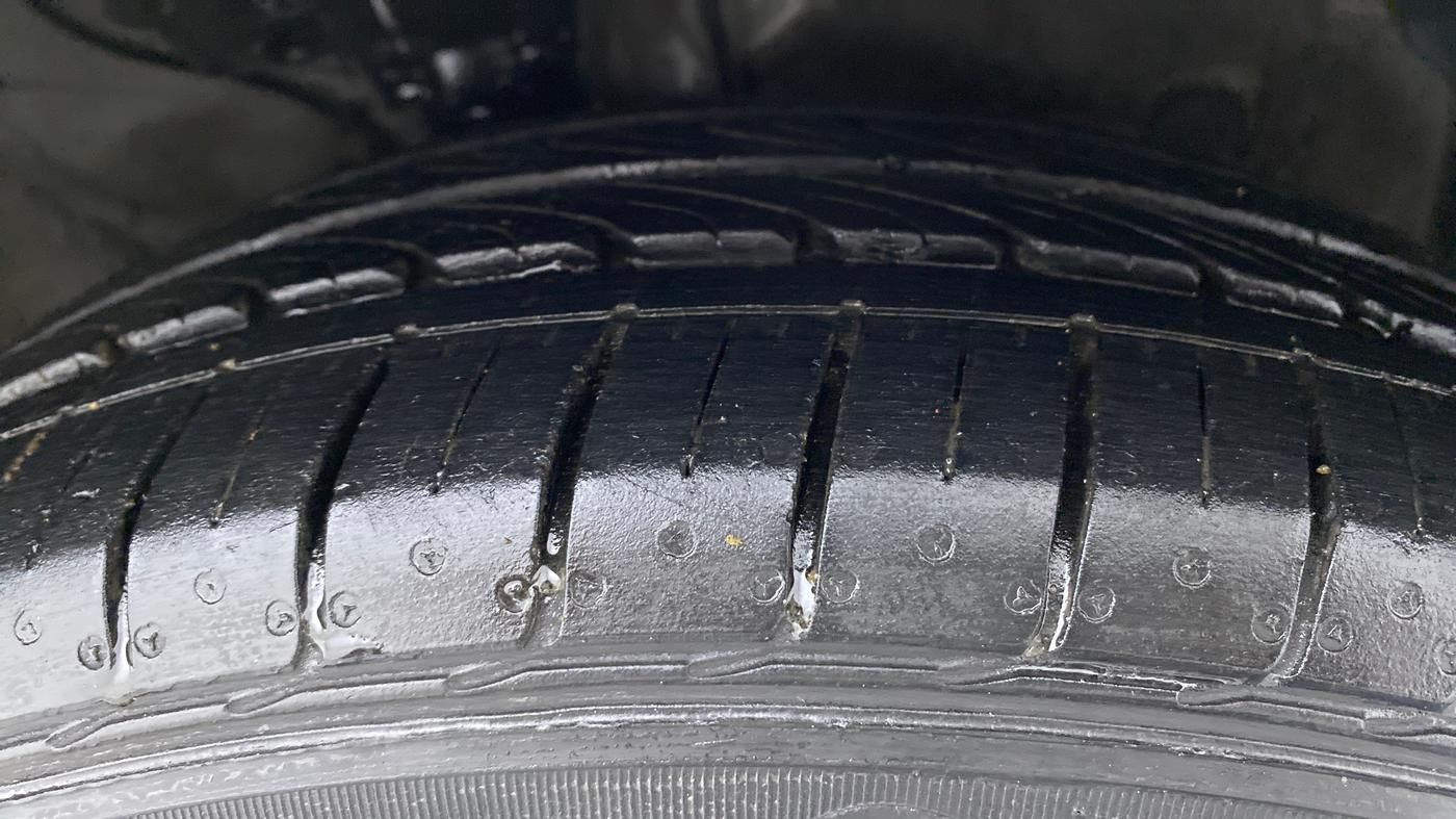 2013 Hyundai Verna FLUIDIC 1.6 EX VTVT, Petrol, Manual, 79,909 km, Right Front Tyre Tread