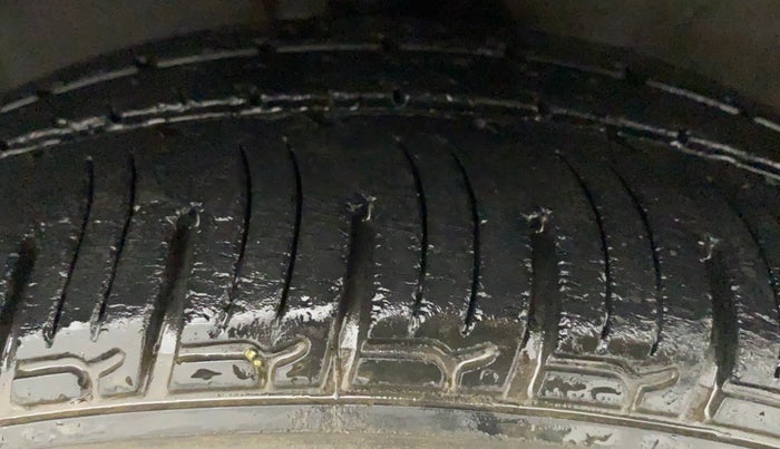 2013 Hyundai i20 MAGNA 1.2, Petrol, Manual, 69,108 km, Right Front Tyre Tread