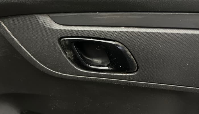 2016 Renault Kwid RXT 0.8, CNG, Manual, 70,860 km, Driver Side Door Panels Control