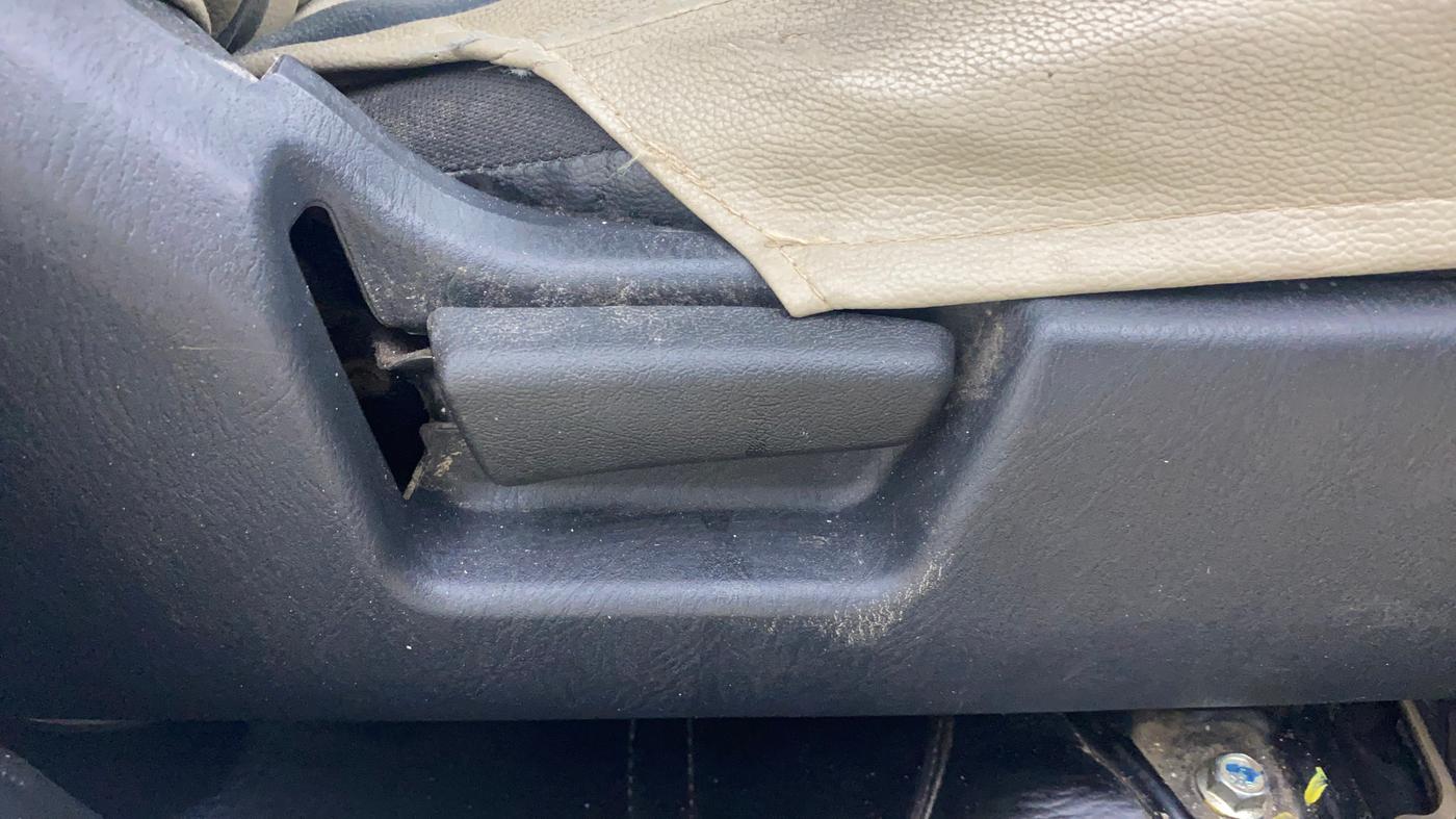 2020 Maruti Alto VXI, CNG, Manual, 49,107 km, Driver Side Adjustment Panel