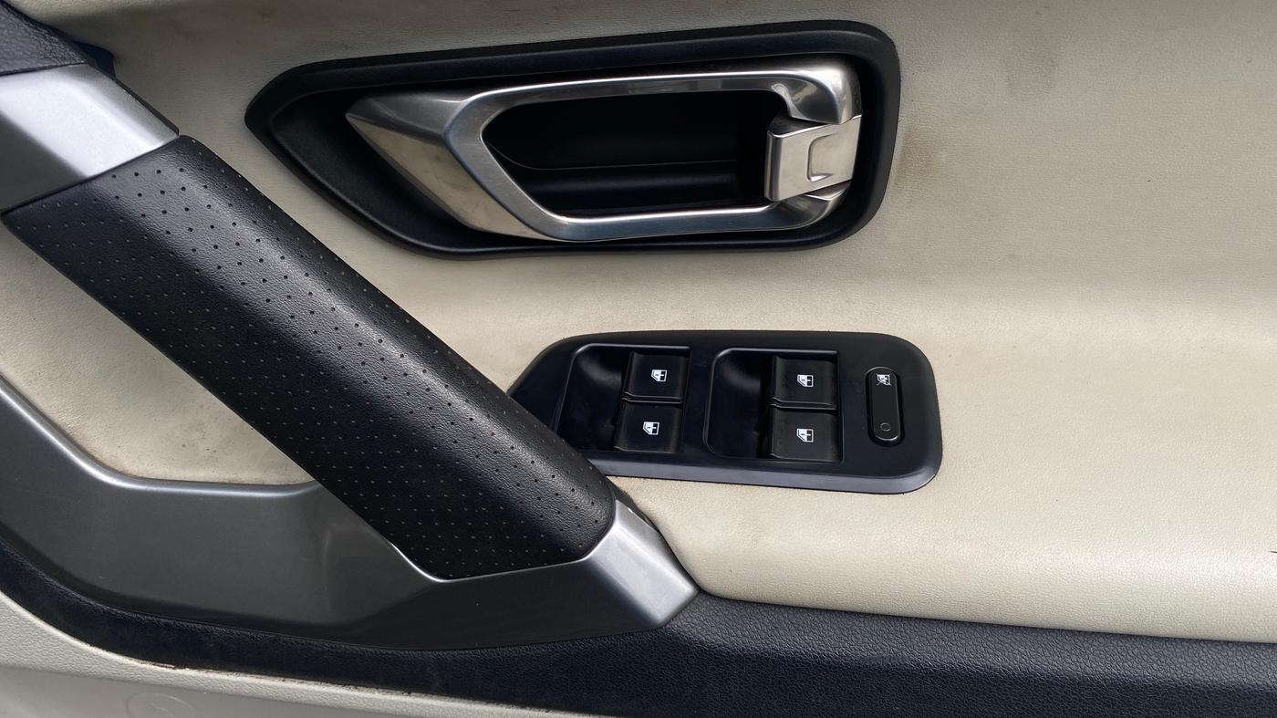 2021 Tata Safari XZA PLUS, Diesel, Automatic, 1,12,777 km, Driver Side Door Panels Control