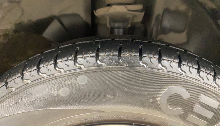 2017 Renault Kwid RXT 1.0 AMT, Petrol, Automatic, 44,636 km, Right Front Tyre Tread