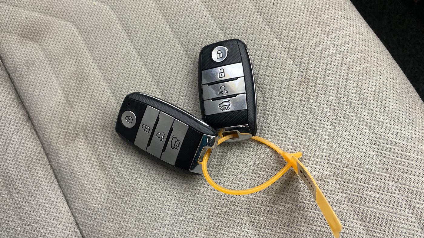 2023 KIA SONET HTX 1.0 IMT, Petrol, Manual, 23,851 km, Key Close Up