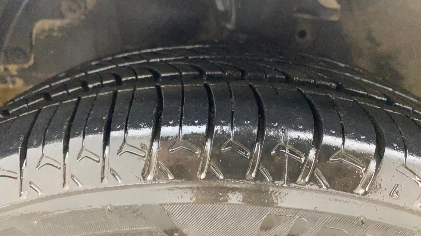 2018 Hyundai Eon MAGNA +, Petrol, Manual, 58,497 km, Left Front Tyre Tread