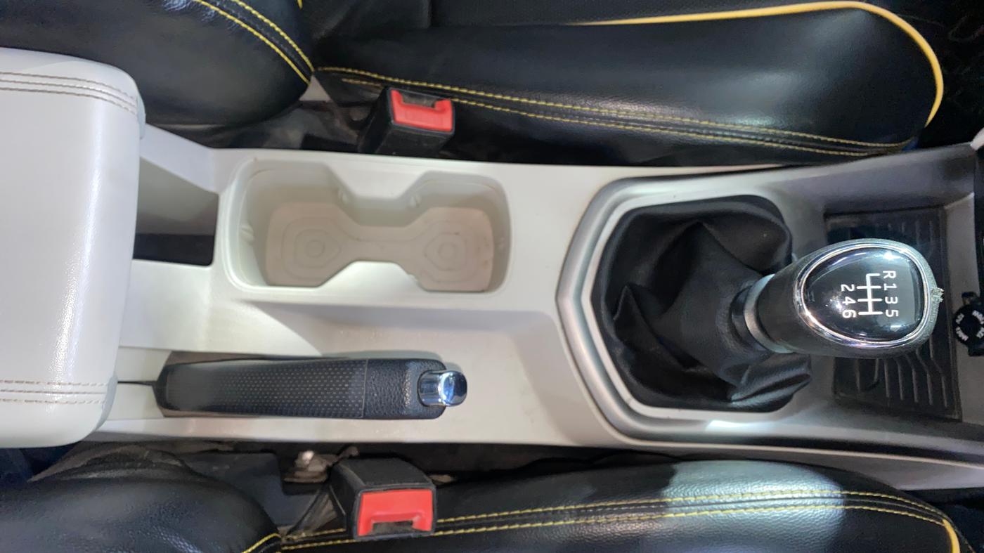 2019 Mahindra XUV300 W8 1.5 DIESEL, Diesel, Manual, 1,12,671 km, Gear Lever
