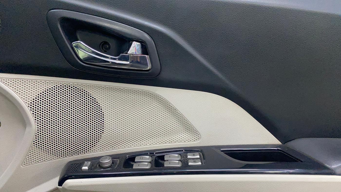 2019 Mahindra XUV300 W8 1.5 DIESEL, Diesel, Manual, 1,12,671 km, Driver Side Door Panels Control