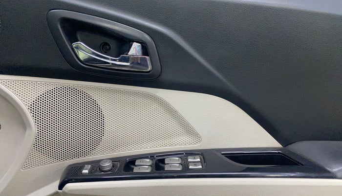 2019 Mahindra XUV300 W8 1.5 DIESEL, Diesel, Manual, 1,12,627 km, Driver Side Door Panels Control