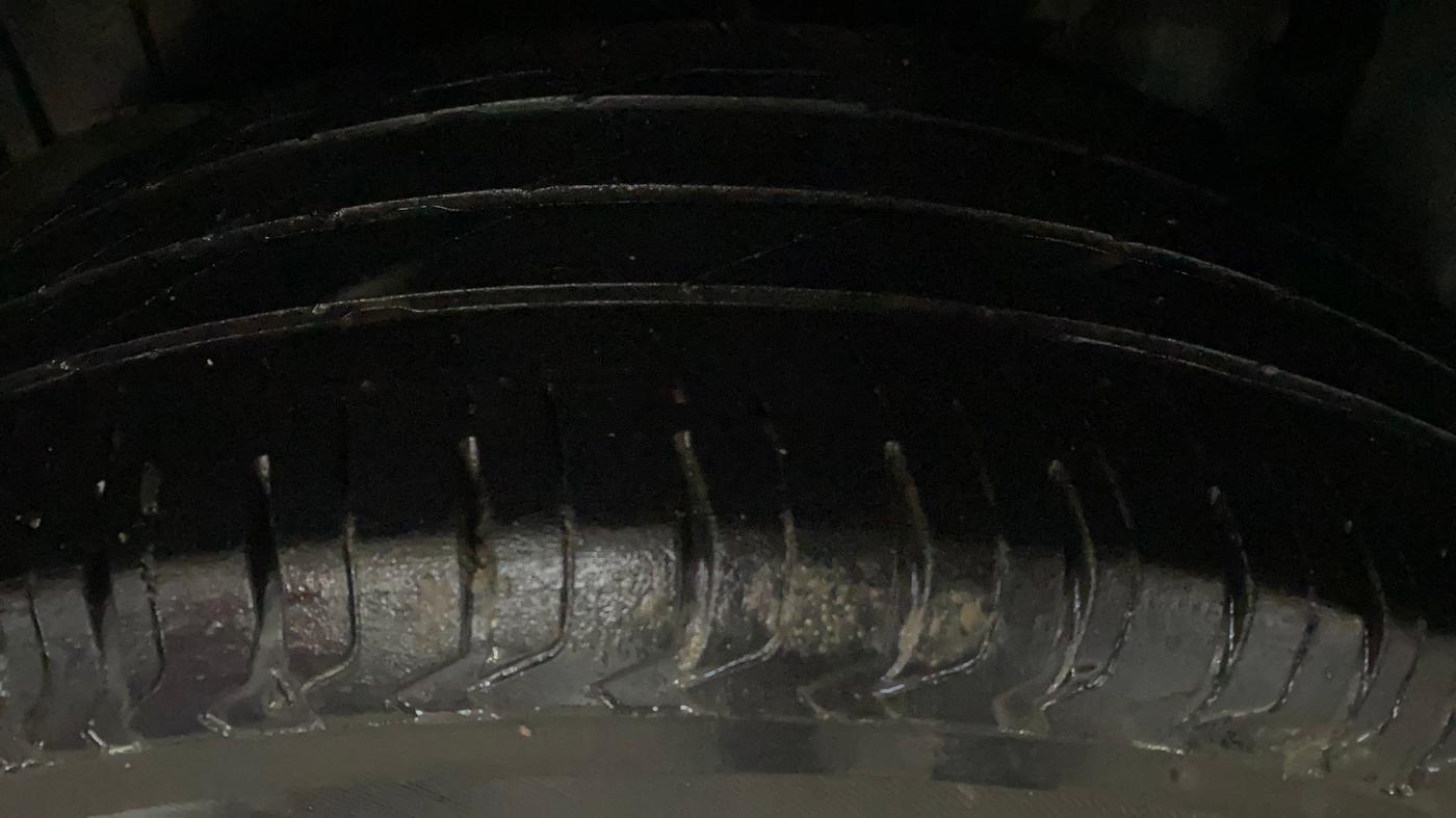 2019 Mahindra XUV300 W8 1.5 DIESEL, Diesel, Manual, 1,12,671 km, Right Rear Tyre Tread