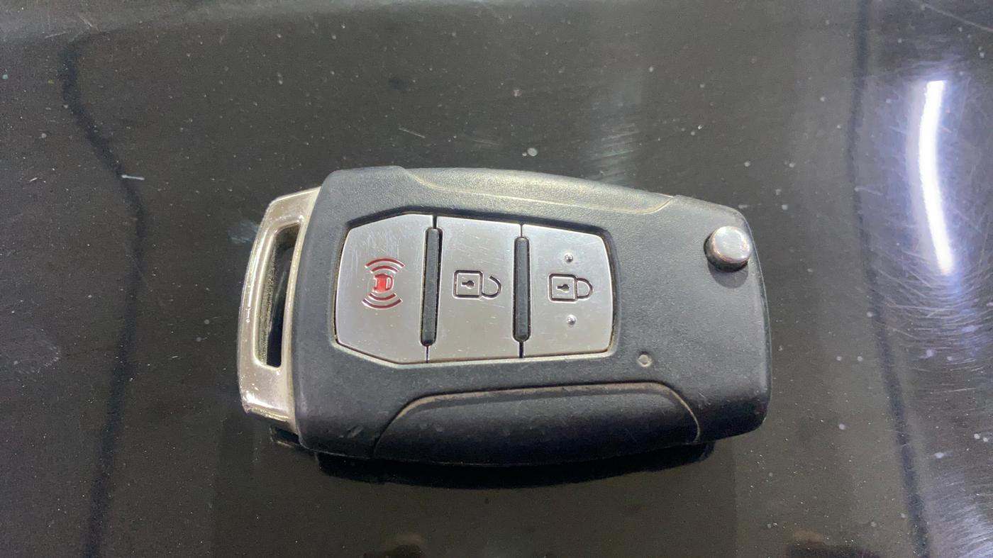 2019 Mahindra XUV300 W8 1.5 DIESEL, Diesel, Manual, 1,12,671 km, Key Close Up