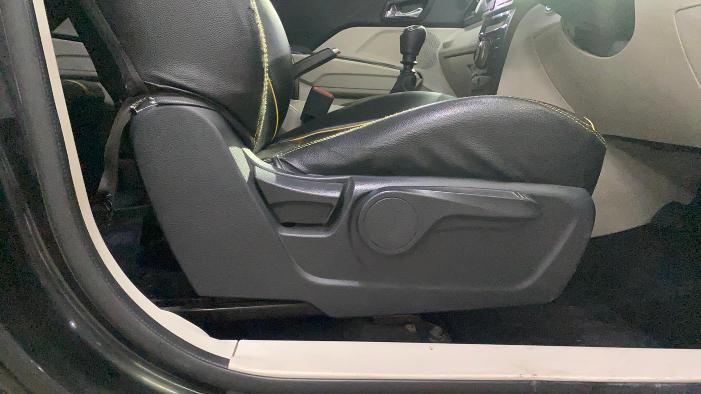 2019 Mahindra XUV300 W8 1.5 DIESEL, Diesel, Manual, 1,12,671 km, Driver Side Adjustment Panel