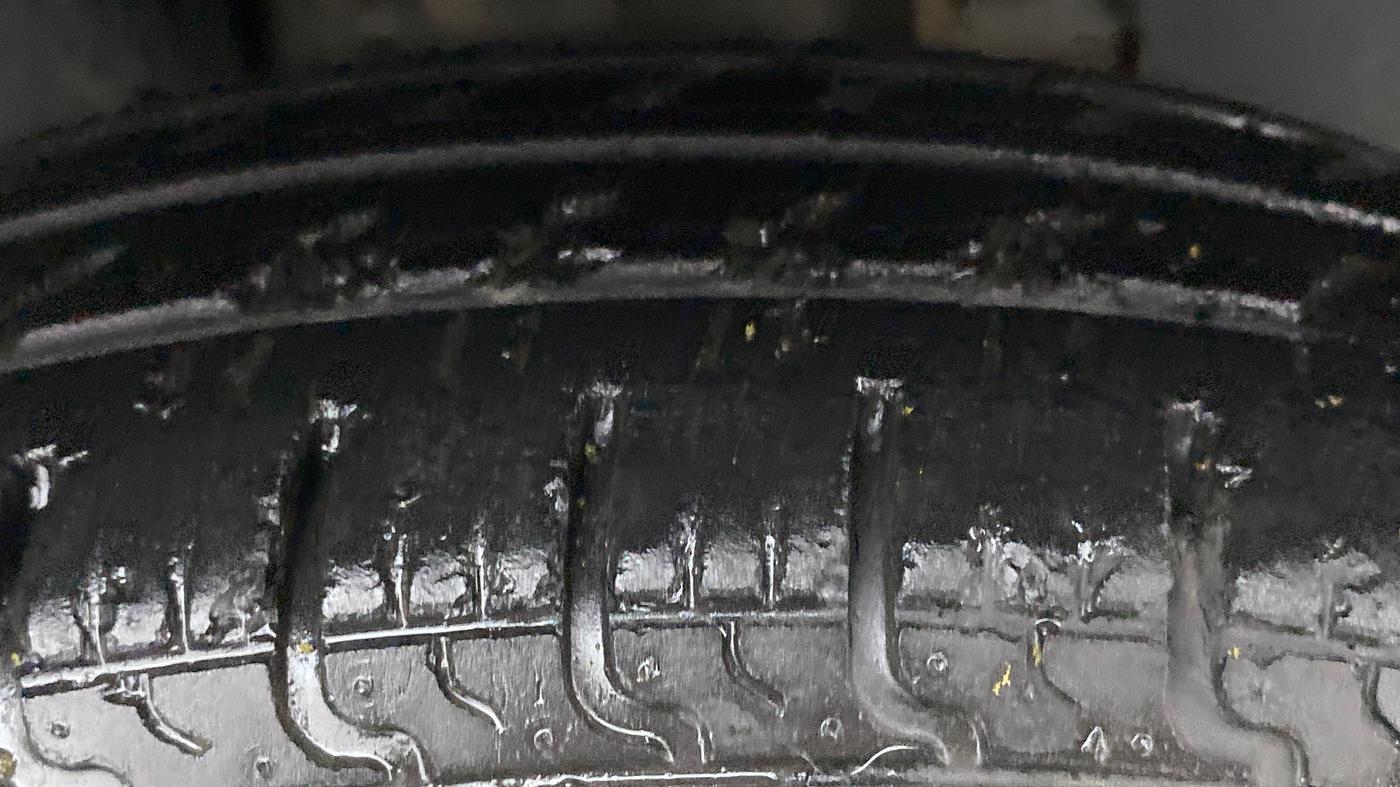 2019 Renault Kwid RXT 1.0 AMT (O), CNG, Automatic, 38,635 km, Right Front Tyre Tread