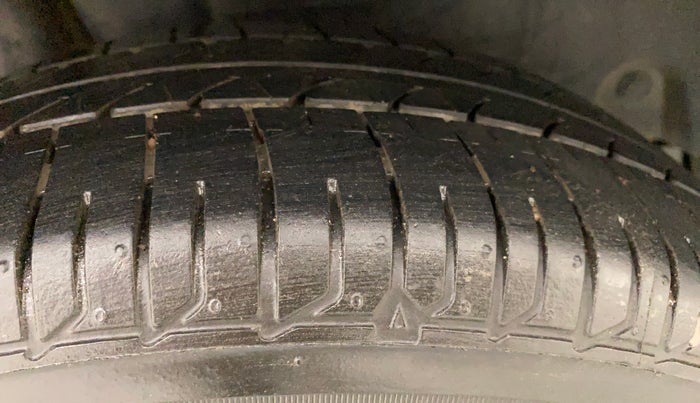 2016 Maruti Swift ZXI, Petrol, Manual, 50,413 km, Right Rear Tyre Tread