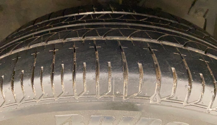 2016 Maruti Swift ZXI, Petrol, Manual, 50,413 km, Right Front Tyre Tread