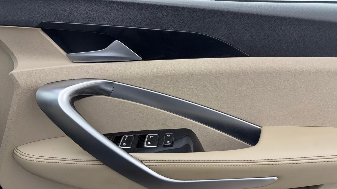 2022 MG HECTOR SHARP 1.5 PETROL CVT, Petrol, Automatic, 55,927 km, Driver Side Door Panels Control