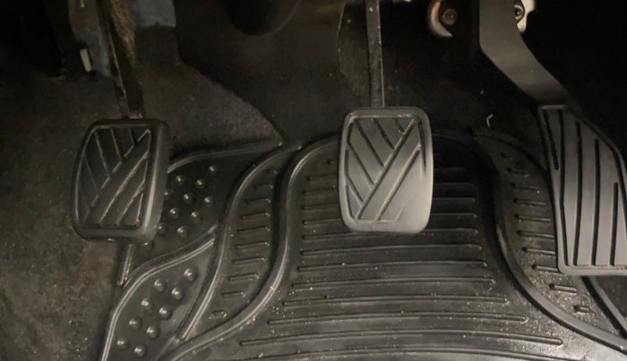 2013 Maruti Swift VXI, Petrol, Manual, 1,15,028 km, Pedals