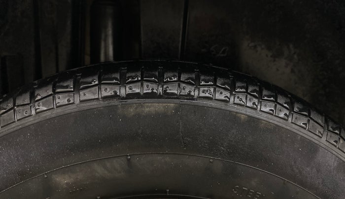 2013 Maruti Swift VXI, Petrol, Manual, 1,15,028 km, Right Rear Tyre Tread