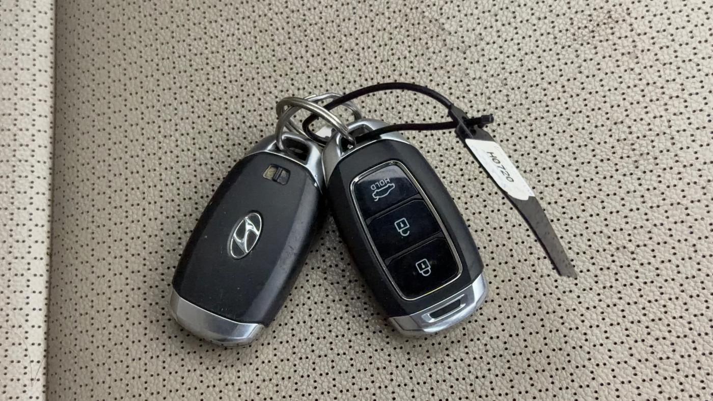 2017 Hyundai Verna 1.6 VTVT SX (O) AT, Petrol, Automatic, 86,523 km, Key Close Up