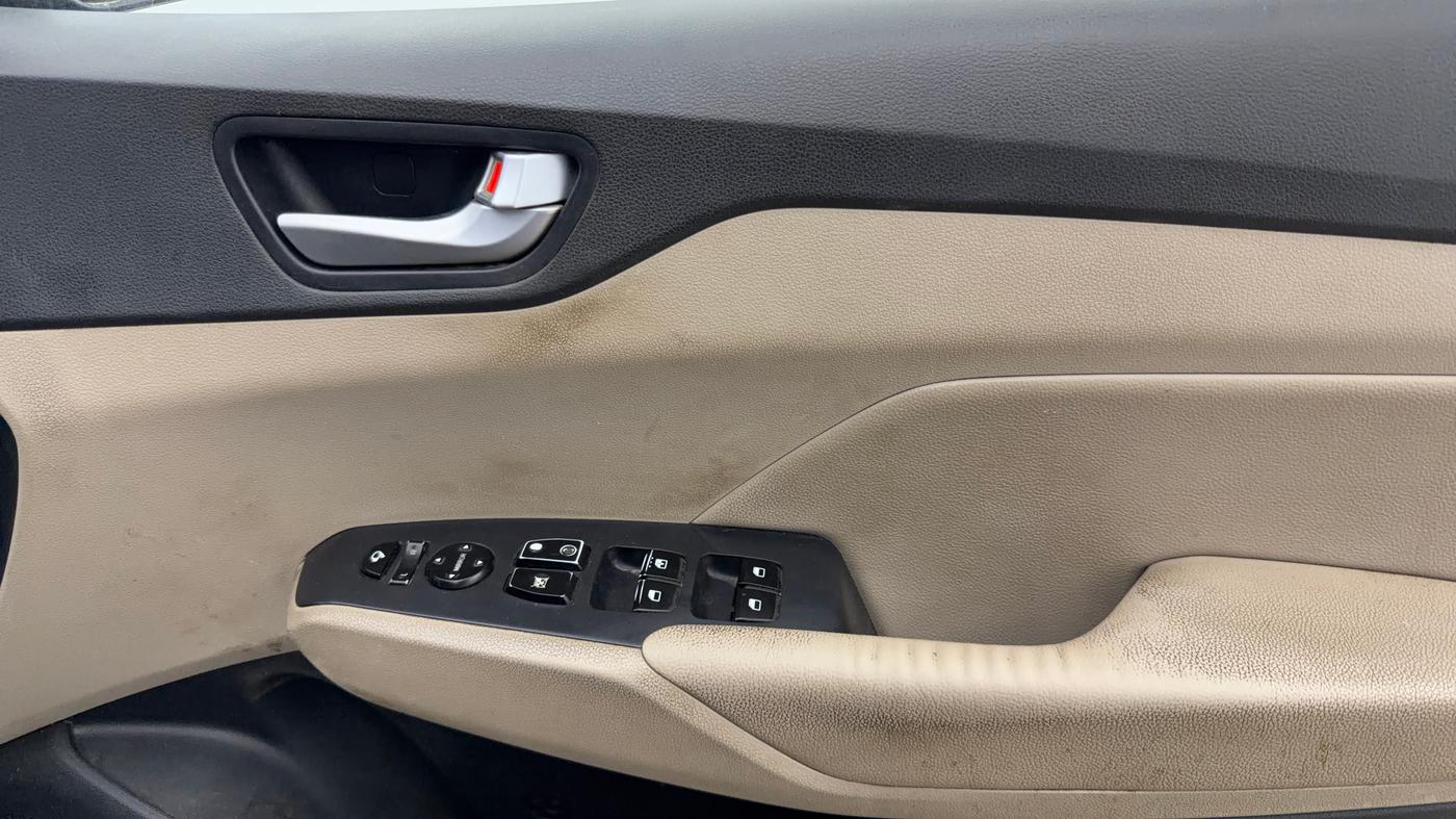 2017 Hyundai Verna 1.6 VTVT SX (O) AT, Petrol, Automatic, 86,523 km, Driver Side Door Panels Control