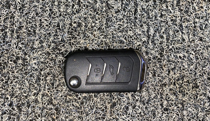 2019 Mahindra MARAZZO M6 7 STR, Diesel, Manual, 50,344 km, Key Close Up