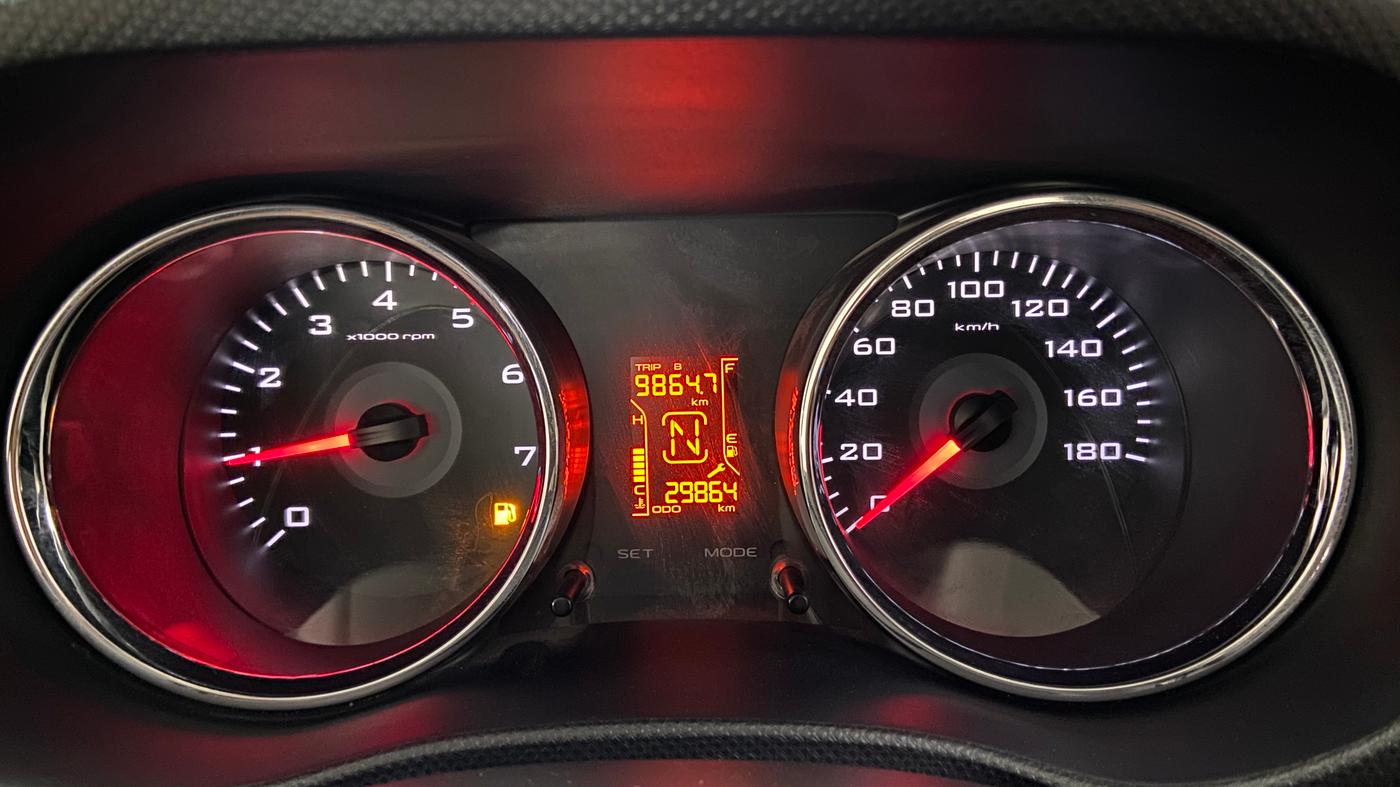 2018 Mahindra TUV300 T 10 MT Dual Tone, Diesel, Manual, 30,068 km, Odometer Image