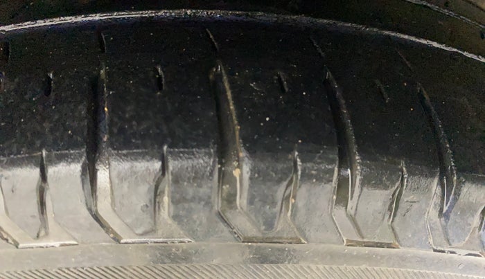 2017 Maruti Dzire ZDI AMT, Diesel, Automatic, 1,18,523 km, Right Front Tyre Tread