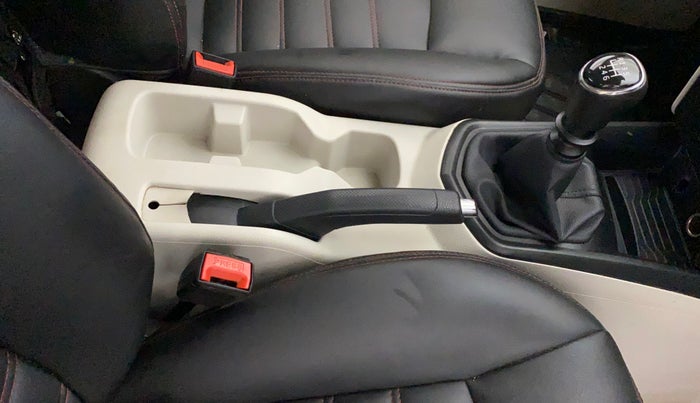 2023 Mahindra XUV300 W4 1.2 PETROL, Petrol, Manual, 52,472 km, Gear Lever