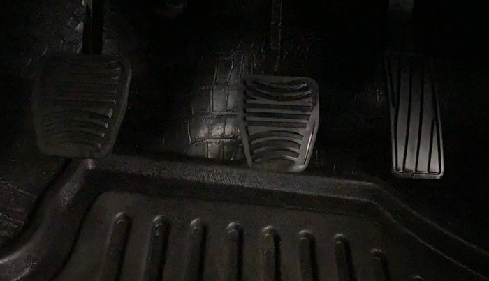 2023 Mahindra XUV300 W4 1.2 PETROL, Petrol, Manual, 52,472 km, Pedals