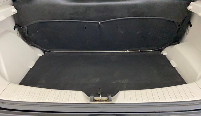 2023 Mahindra XUV300 W4 1.2 PETROL, Petrol, Manual, 52,472 km, Boot Inside