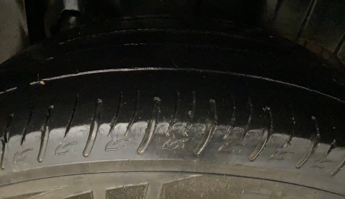 2023 Mahindra XUV300 W4 1.2 PETROL, Petrol, Manual, 52,472 km, Left Rear Tyre Tread