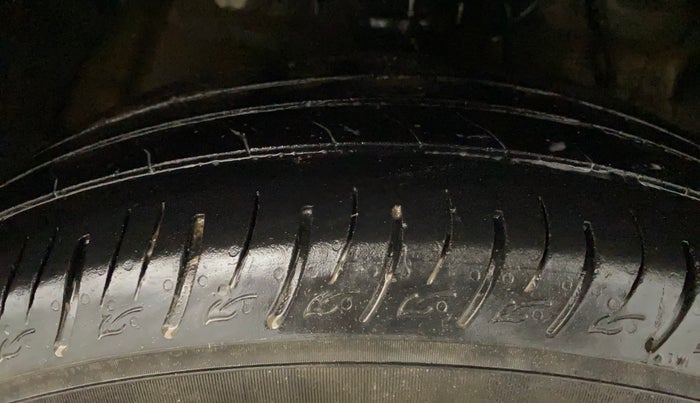 2023 Mahindra XUV300 W4 1.2 PETROL, Petrol, Manual, 52,472 km, Right Front Tyre Tread