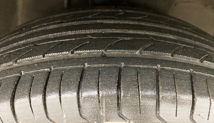 2012 Maruti Ritz VXI, Petrol, Manual, 97,514 km, Right Front Tyre Tread