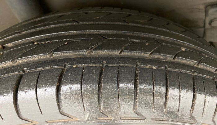 2012 Maruti Ritz VXI, Petrol, Manual, 97,514 km, Right Rear Tyre Tread