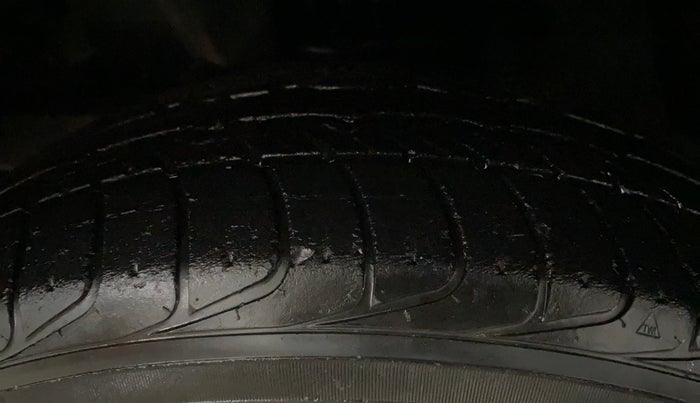 2021 Toyota Innova Crysta 2.7 GX AT 7 STR, Petrol, Automatic, 42,784 km, Left Front Tyre Tread