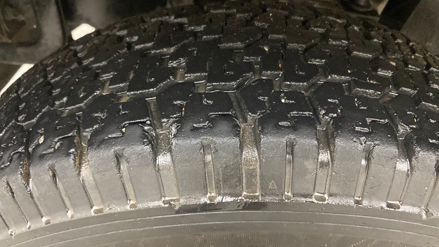 2021 Mahindra Bolero B6 (O), Diesel, Manual, 49,312 km, Left Front Tyre Tread